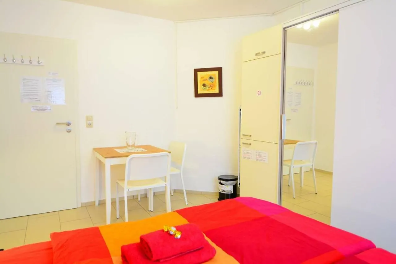Private Rooms Next To Subway Nürnberg 0*,